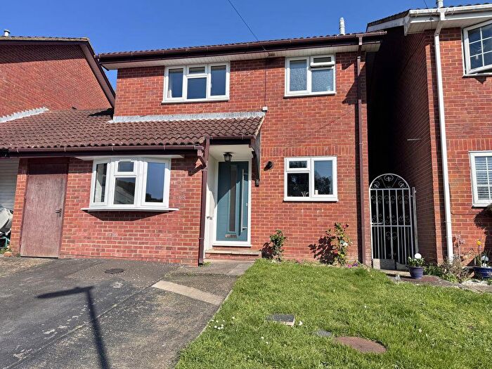3 Bedroom Link Detached House For Sale In Swift Hollow, Woolston, SO19