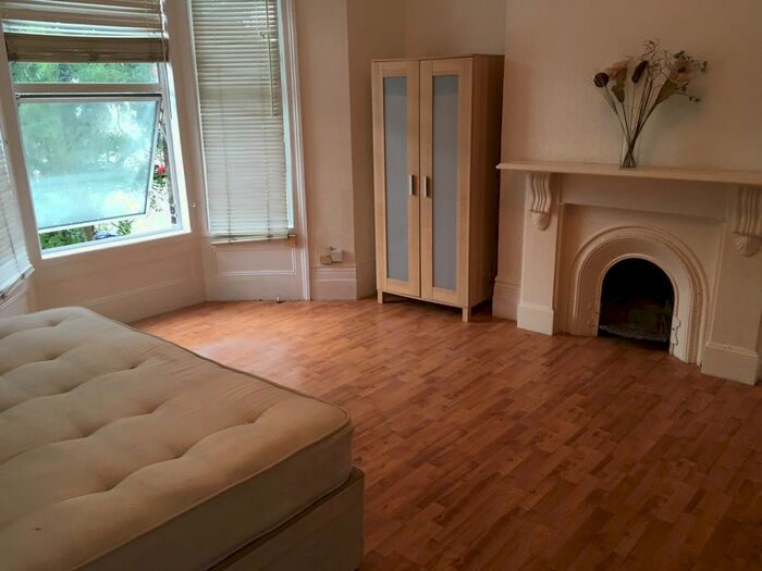 Studio To Rent In Very Near Grange Park Area, Ealing Broadway South, W5
