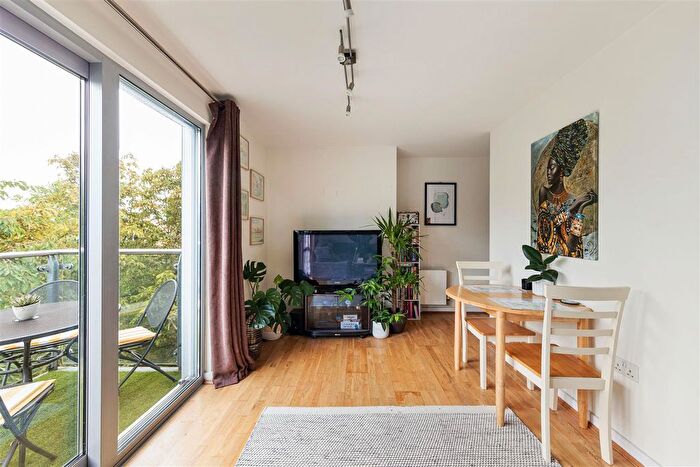 1 Bedroom Flat To Rent In Queen Mary Avenue, London, E18