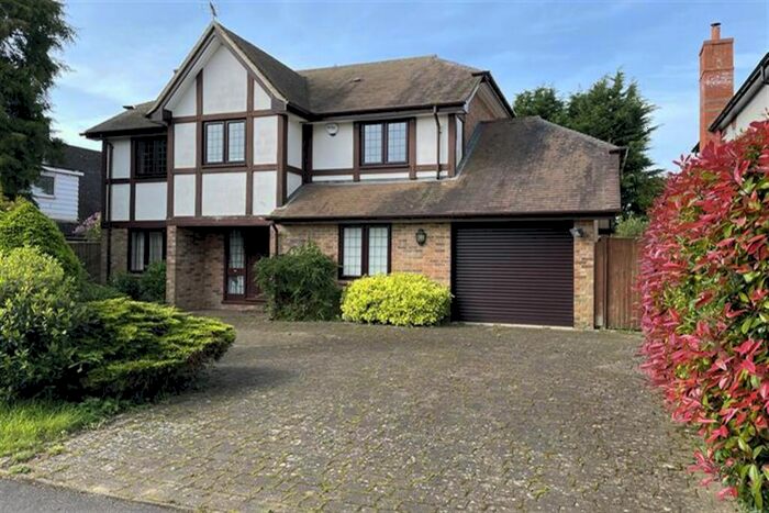 4 Bedroom Detached House For Sale In Orchard Close, Shiplake Cross, RG9