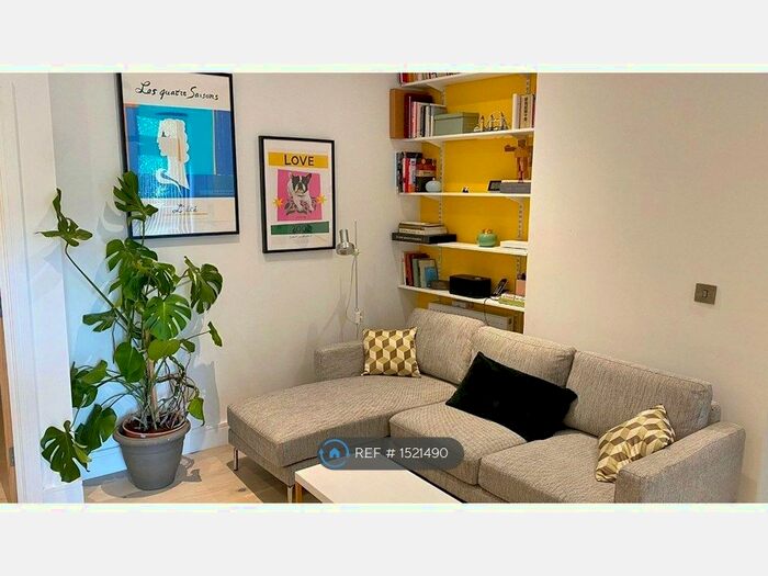 2 Bedroom Flat To Rent In The Crescent, London, SE8