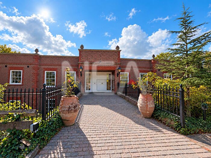 2 Bedroom Apartment To Rent In Treetops, Caversham, Reading, RG4