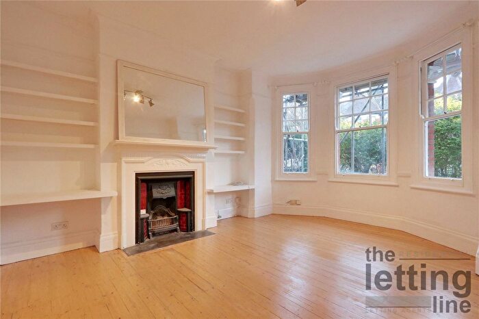 2 Bedroom Flat To Rent In Devonshire Road, Palmers Green, London, N13