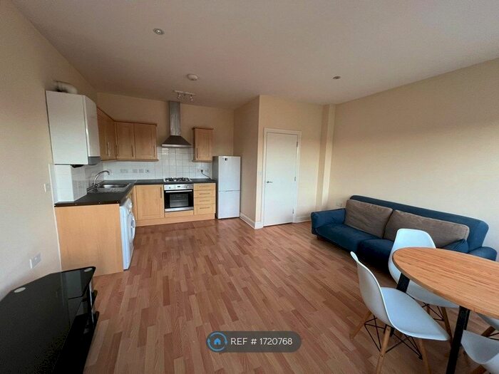 3 Bedroom Flat To Rent In Chestnut Grove, Mitcham, CR4