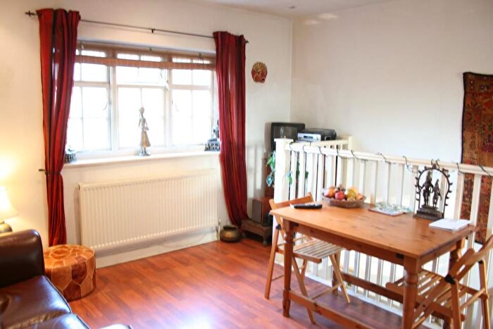 2 Bedroom Maisonette To Rent In Neale Close, Hampstead Garden Suburb, N2