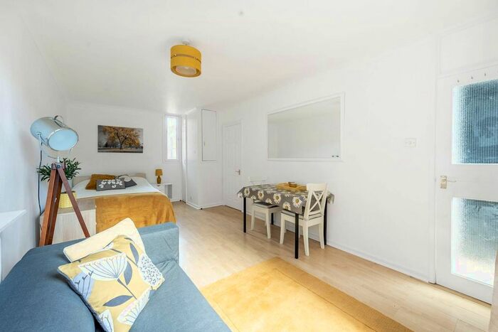 Studio For Sale In Charlwood Street, Pimlico, London, SW1V