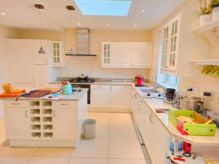 3 Bedroom Town House To Rent In Fort Road, Northolt, UB5