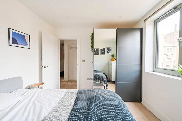 2 Bedroom Flat For Sale In Finsbury Park Road, Finsbury Park, London, N4