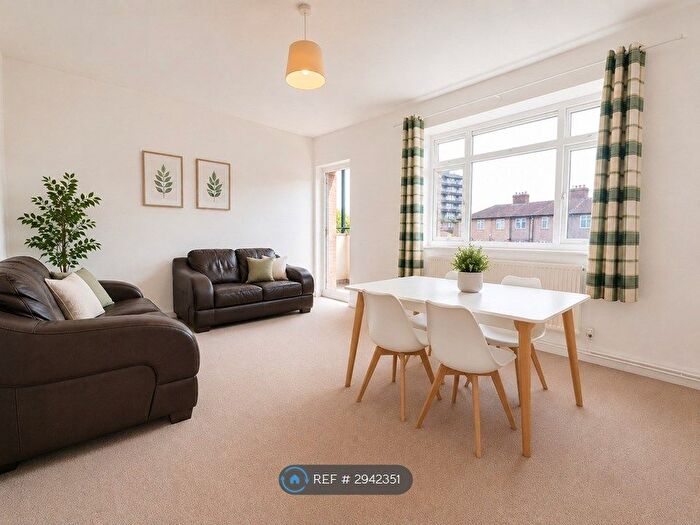 3 Bedroom Flat To Rent In Lowth Road, London, SE5