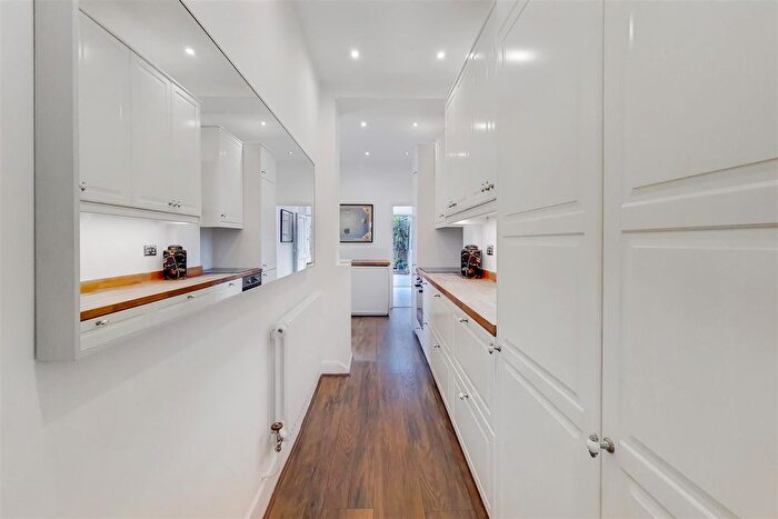 3 Bedroom Flat To Rent In Heathfield Square, Wandsworth, SW18