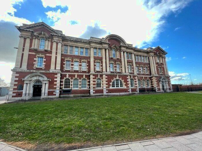 2 Bedroom Flat To Rent In Platform Road, Southampton, Hampshire, SO14