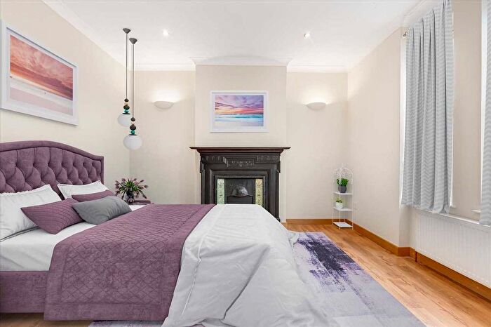 2 Bedroom Flat To Rent In Amen Corner, London, SW17