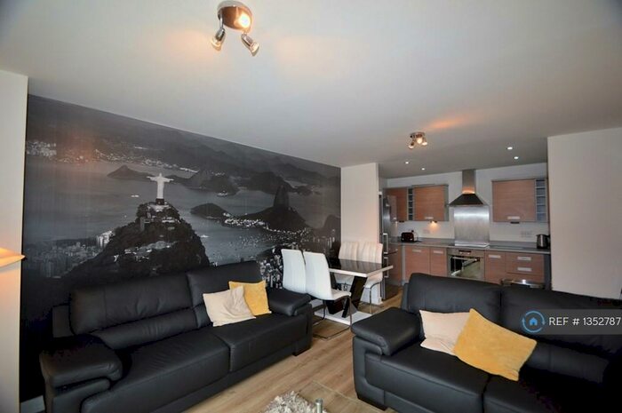 2 Bedroom Flat To Rent In Bouverie Court, Leeds, LS9