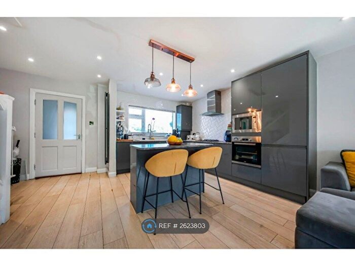 3 Bedroom Semi-Detached House To Rent In Lorne Close, Slough, SL1