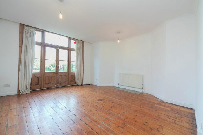 2 Bedroom Flat To Rent In Fernwood Avenue, London, SW16