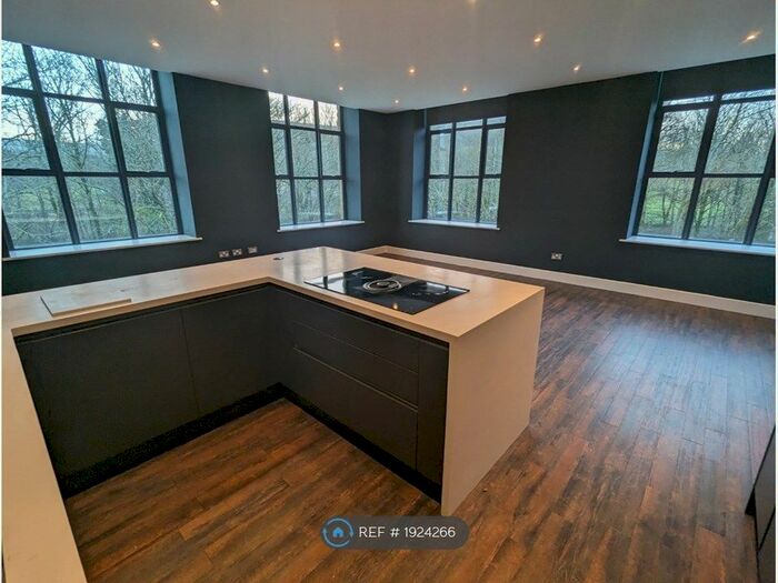 3 Bedroom Flat To Rent In Gibbs Close, Greenfield, Oldham, OL3