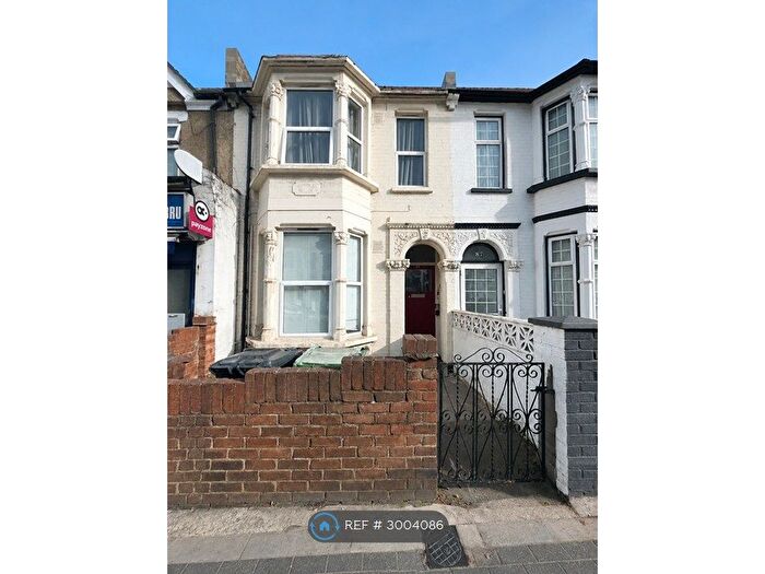 2 Bedroom Flat To Rent In Palmerston Road, London, E17
