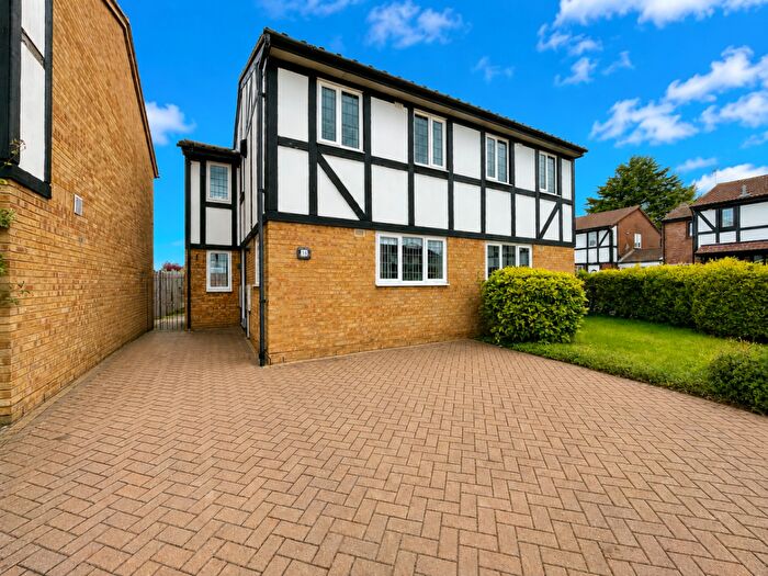 3 Bedroom Semi Detached House For Sale In Lesbury Close, Luton, Bedfordshire, LU2