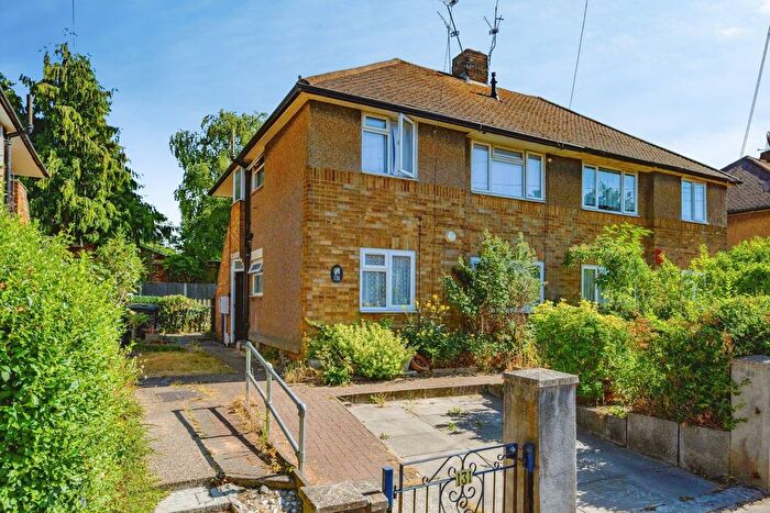 2 Bedroom Maisonette For Sale In Roman Road, Luton, Bedfordshire, LU4