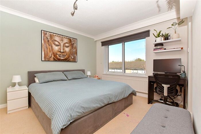 2 Bedroom Flat For Sale In Christchurch Park, Sutton, Surrey, SM2