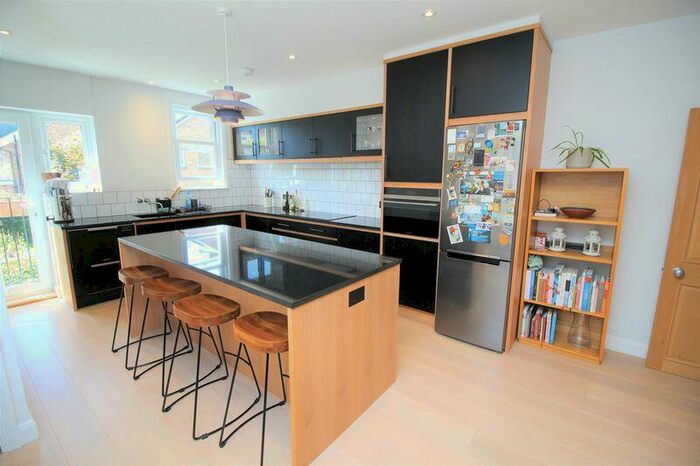3 Bedroom Flat To Rent In Boundaries Road, Balham, SW12