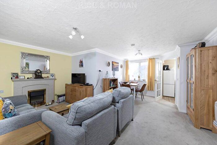 1 Bedroom Retirement Property For Sale In Matthews Lodge, Addlestone, KT15