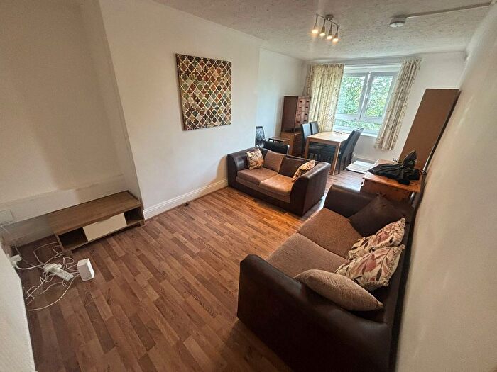 3 Bedroom Flat To Rent In Simms Road, London, SE1