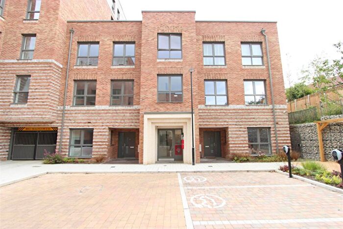 2 Bedroom Apartment To Rent In Larch Way, Avenue Road, N14