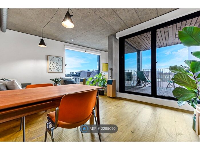 2 Bedroom Flat To Rent In Lamb Lane, London, E8