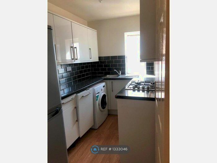 3 Bedroom Flat To Rent In Grove Crescent Rd, London, E15