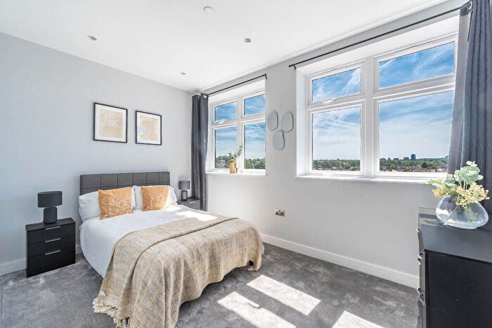 1 Bedroom Flat For Sale In Haredon House, North Cheam, Sutton, SM3