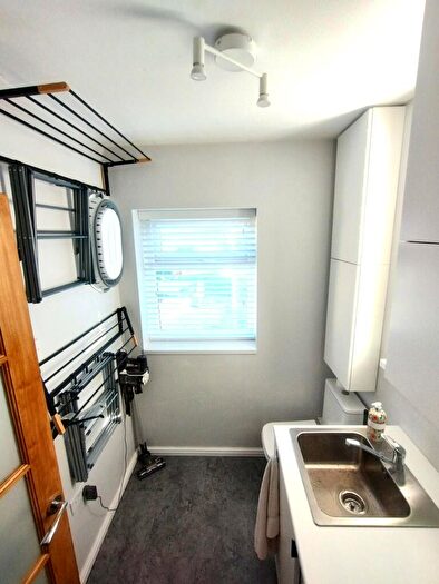3 Bedroom End Of Terrace House For Sale In Exton Avenue, Luton, LU2