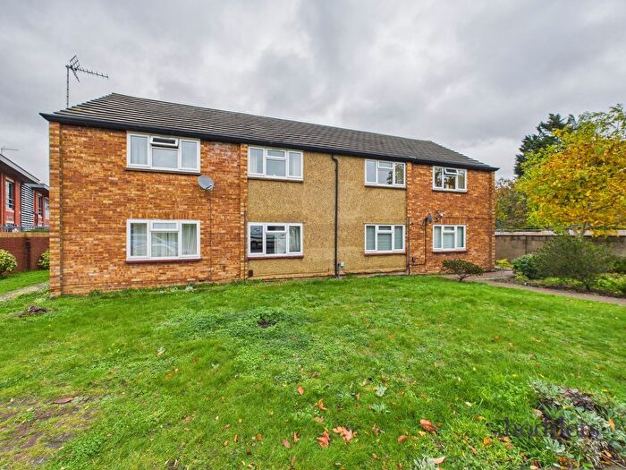 2 Bedroom Maisonette For Sale In Horsell Court, Stepgates, Chertsey, Surrey, KT16