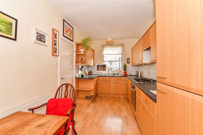 2 Bedroom Flat For Sale In Grover Street, Tunbridge Wells, Kent, TN1