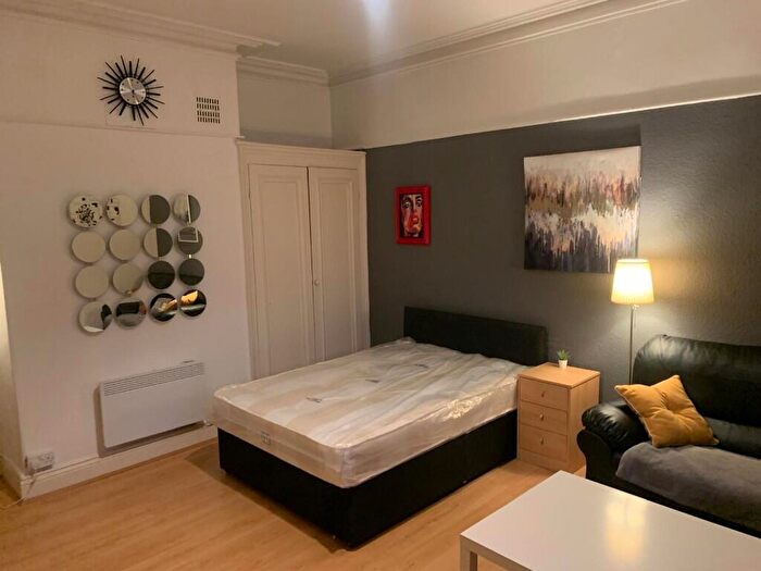 Studio To Rent In Headingley Lane, Leeds, West Yorkshire, LS6