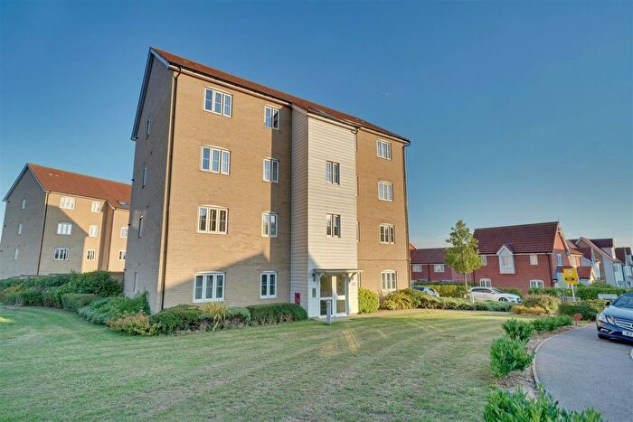 2 Bedroom Flat For Sale In Blackthorn Avenue, Chigwell, IG7