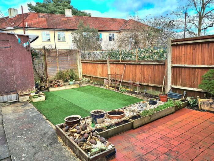 1 Bedroom Flat To Rent In Monks Way, Southampton, Hampshire, SO18