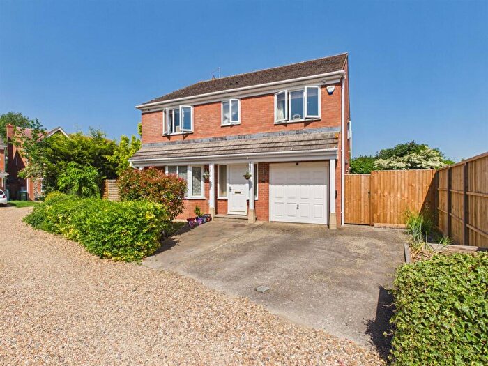 4 Bedroom Detached House For Sale In Kestrel Way, Watermead, Aylesbury, HP19