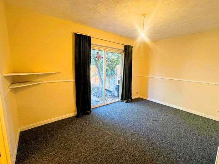 2 Bedroom Flat To Rent In Mansfield Road, Ilford, Essex, IG1
