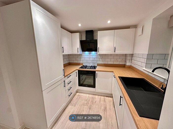 1 Bedroom Flat To Rent In Bowers Court, Chard, TA20