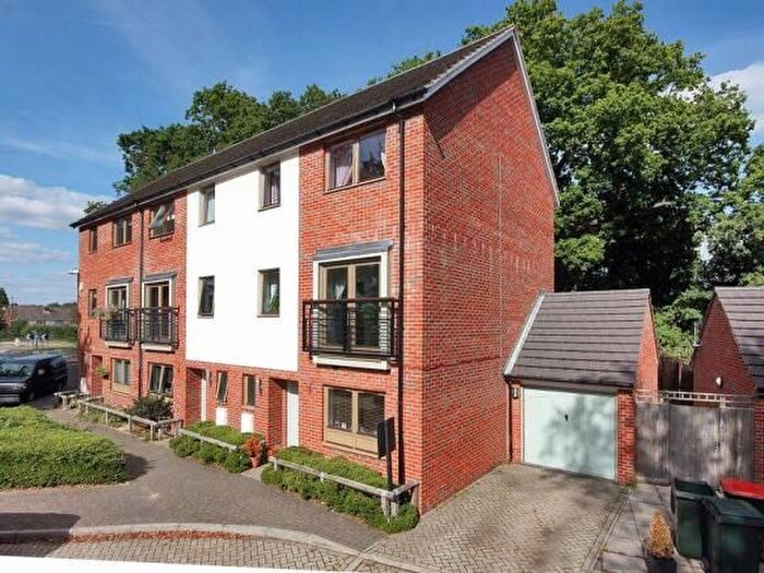 4 Bedroom Town House To Rent In Delrogue Road, Crawley, RH11