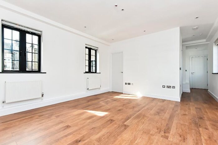 Studio To Rent In Venn Street, London, SW4