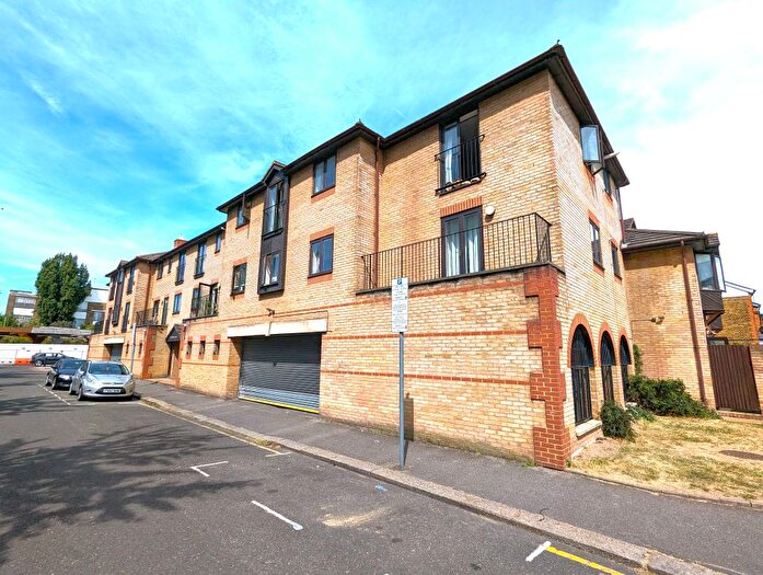 2 Bedroom Flat To Rent In Hardman Road, Kingston Upon Thames, Surrey, KT2