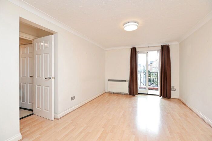 2 Bedroom Flat For Sale In Norbury Avenue, Watford, WD24