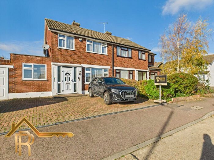 4 Bedroom Terraced House For Sale In Carisbrooke Close, Hornchurch, Essex, RM11