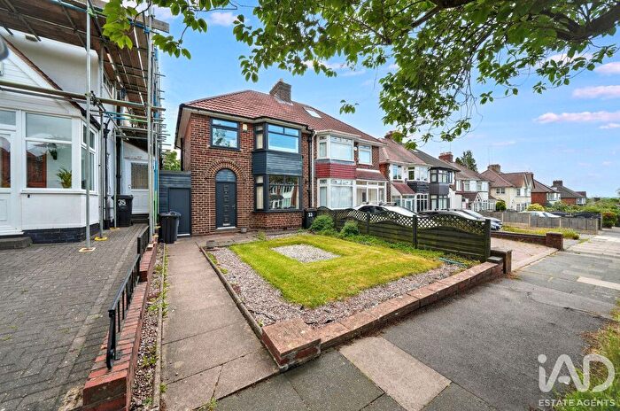 3 Bedroom Semi Detached House For Sale In Stanfield Road, Birmingham, B32