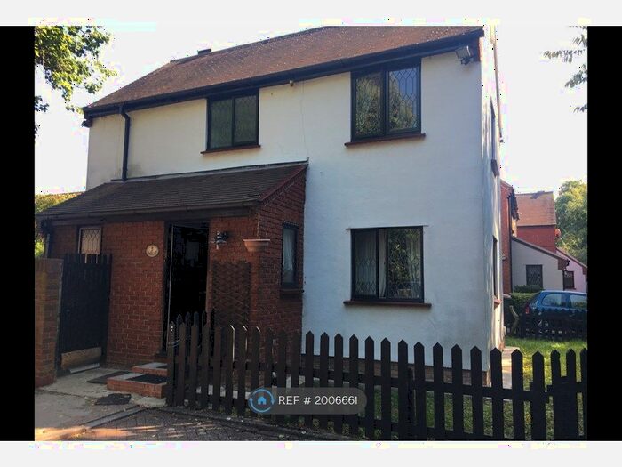 4 Bedroom Semi-Detached House To Rent In Kestrel Avenue, Beckton, E6