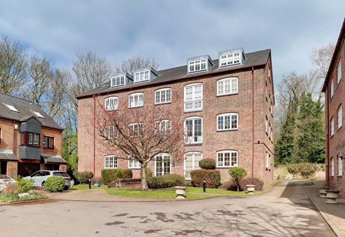 2 Bedroom Flat For Sale In Abbey Mill Lane, St. Albans, Hertfordshire, AL3