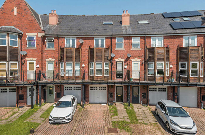 5 Bedroom Terraced House For Sale In Huntington Crescent, Far Headingley, Leeds, LS16