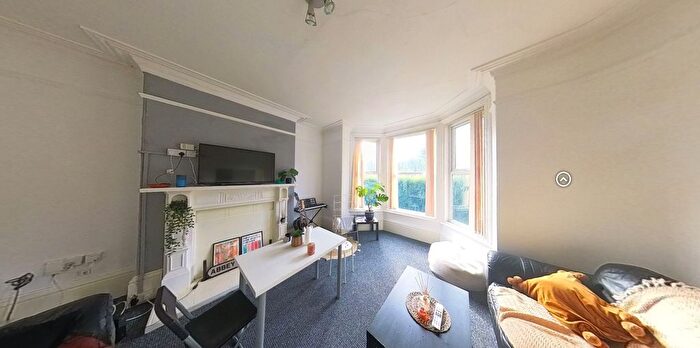 2 Bedroom Flat To Rent In Saint Michael's Terrace, Leeds, LS6